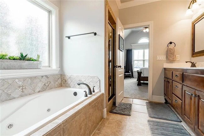 Master Bathroom - 6513 W Hearth Falls Dr