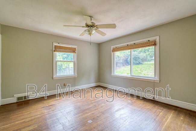 Building Photo - 925 Brentwood Dr