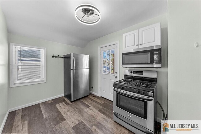 Building Photo - 34 Maple Ave