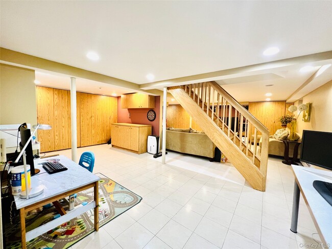 Building Photo - 65 Maple Dr