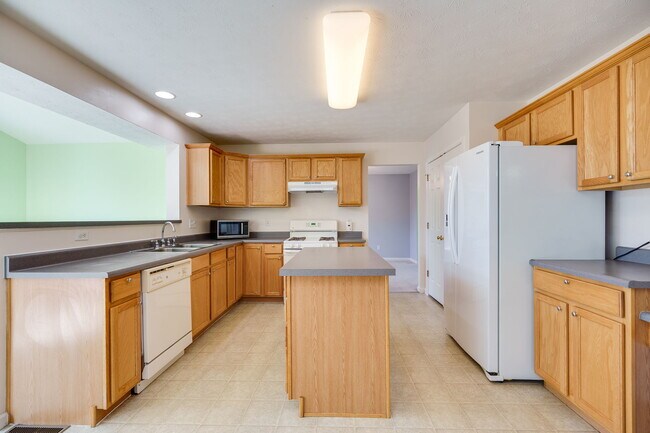 Building Photo - 2233 Oakbrook Blvd