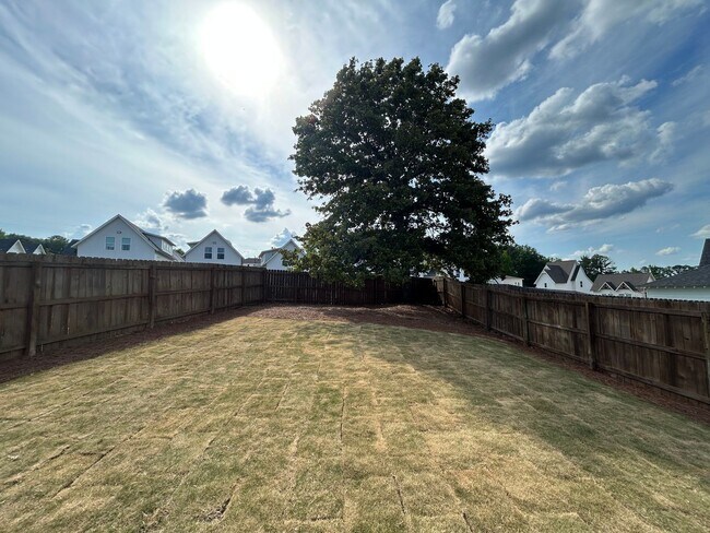 Building Photo - 577 Piper Ave