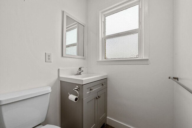 Building Photo - 3 Bedroom 2 Bath Home with Bonus Rooms and Tons of Extra Space