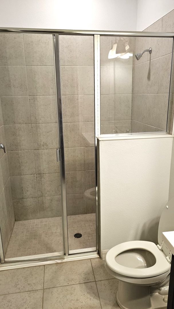 Building Photo - Luxury 3 story townhouse in the heart of L...
