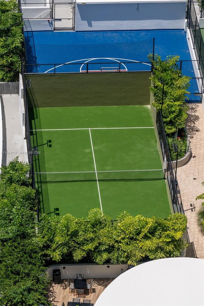 Building Photo - 700 NE 24th St