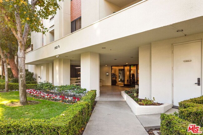 Building Photo - 2122 Century Park Ln