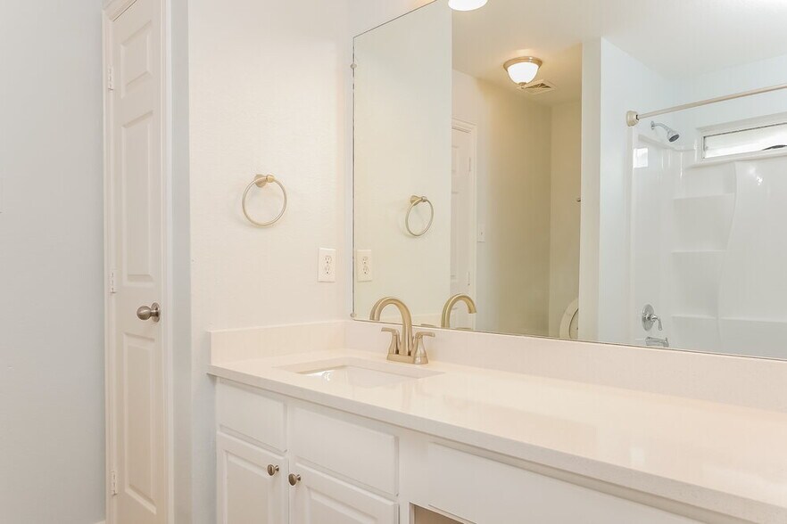 Building Photo - 9867 Walnut Hill Dr