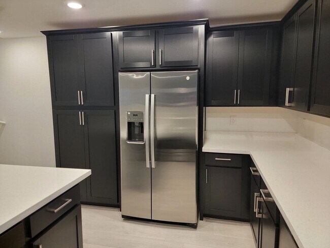 Building Photo - Stunning  4 Bedroom Townhome