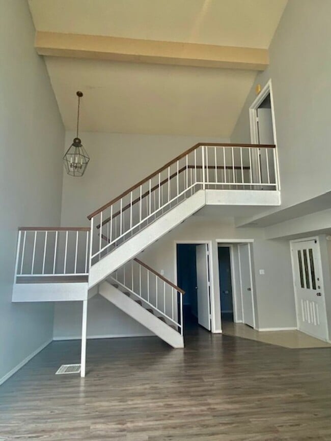Building Photo - 2 Bedroom Townhouse near Tennis Center