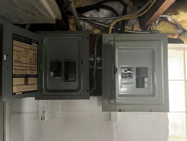 Building Photo - Old Brooklyn Area - 3 Bedroom Single Famil...