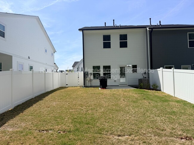 Building Photo - 540 Barrington Row Ave