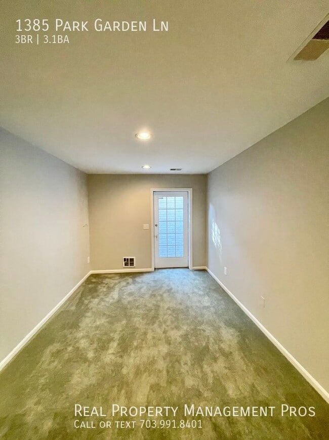 Building Photo - 1385 Park Garden Ln