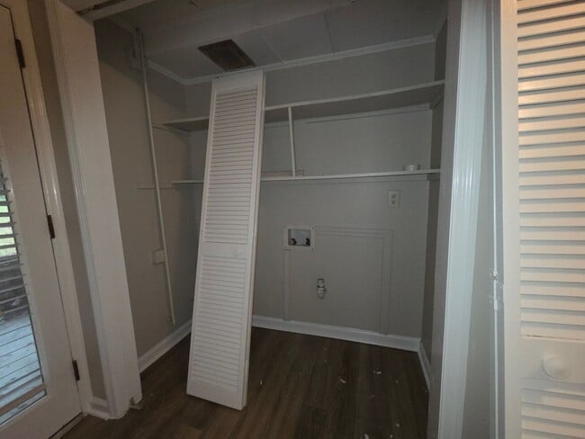 Building Photo - Renovated Kitchen, 3 BR / 3 BH home in Terry Sanford Area!