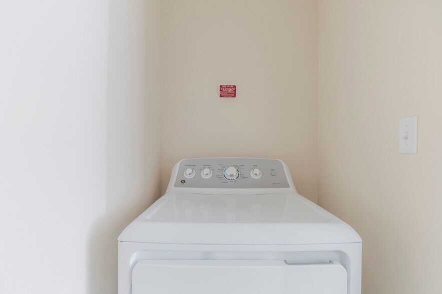 Building Photo - 1501 W Howard Ln