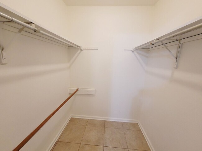 Building Photo - CLASSY NE 2/1.5 w/ Vaulted Ceilings, Privacy Fenced Yard, Washer/Dryer, & Walk in Closets! Availa...