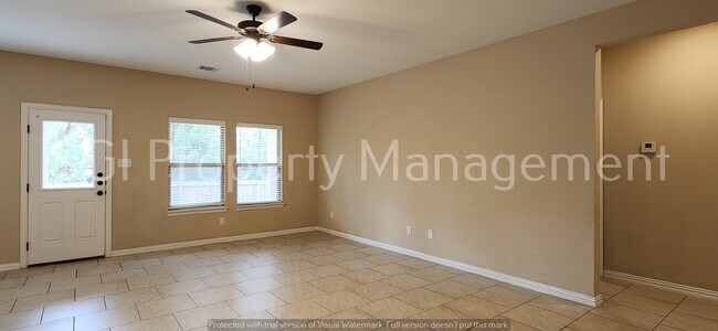 Building Photo - 4 Bedroom Home Ready for Move in!