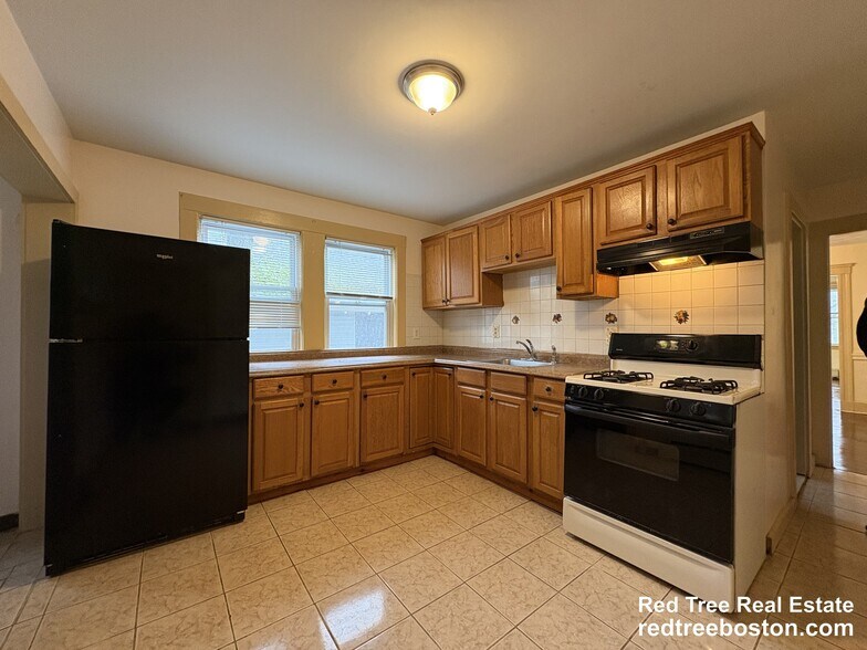 Building Photo - 595 Fellsway W