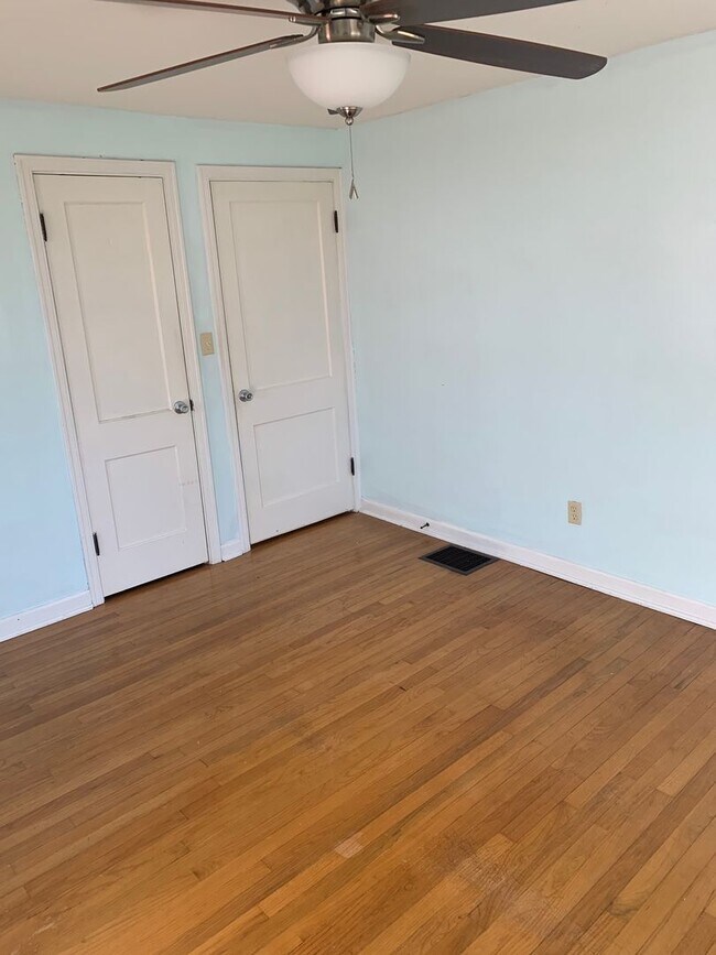 Building Photo - Lovely Ranch Home with Hardwood Floors and...
