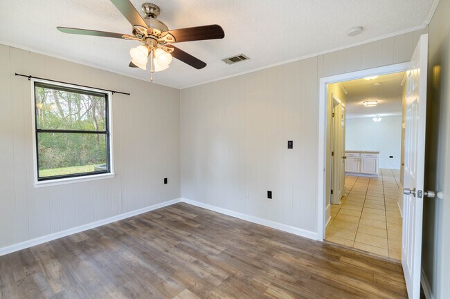 Building Photo - 1688 Vine Ave