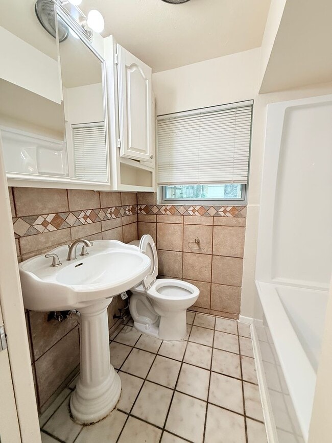 Building Photo - 612 Hillview Dr