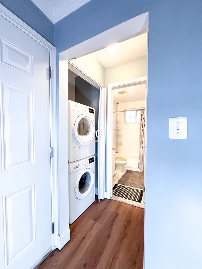 Building Photo - 610 Main St