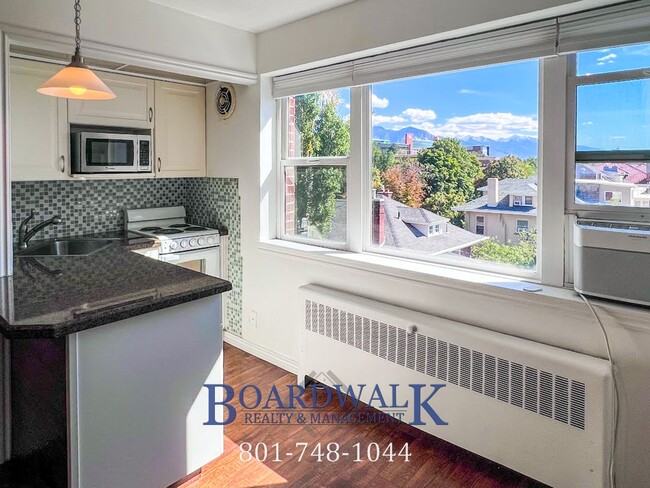 Building Photo - Beautiful Top Floor University Condo with ...