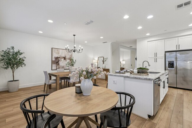 Building Photo - Beautiful Corner-Unit Townhome Near Downtown – 4 Bed | 3 baths
