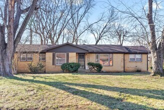 Building Photo - 3 Bedroom Pet Friendly Home with Bonus Roo...