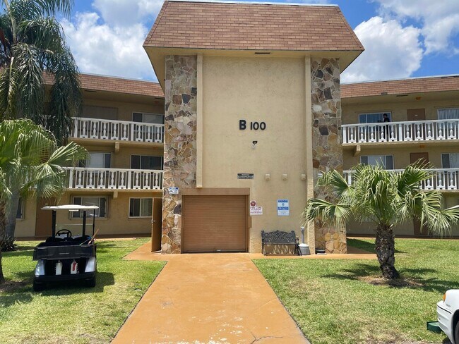 Building Photo - 100 Village Green Cir E