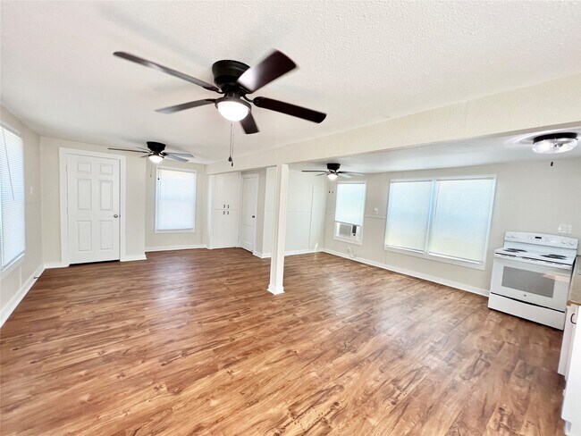 Building Photo - 1106 Gulfview St