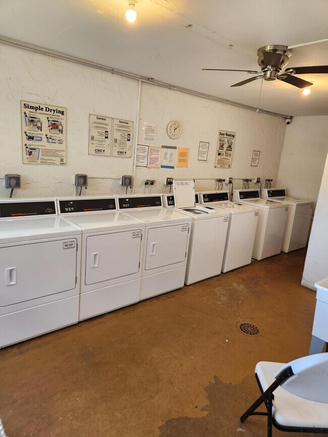 Building Photo - 600 Village Green Ct