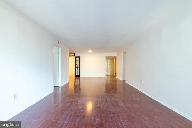 Primary Photo - 1420 Locust St