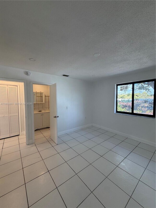 Building Photo - 17150 NE 23rd Ave