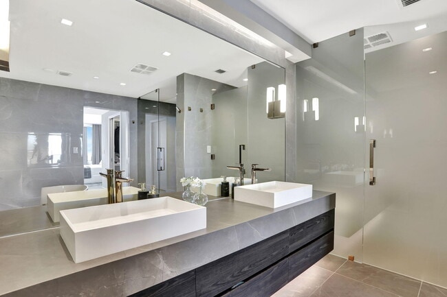 Building Photo - 1116 N Ocean Blvd