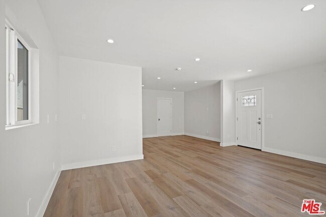 Building Photo - 1563 E Elizabeth St