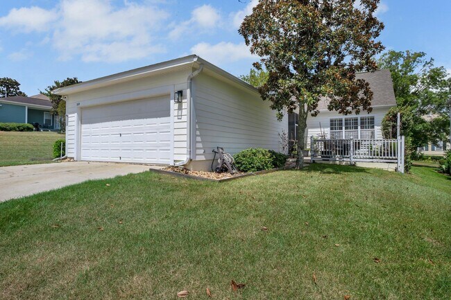Building Photo - 2119 Fernleigh Dr