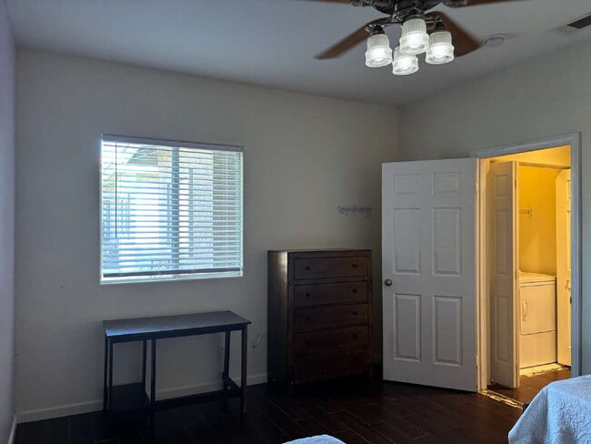 Building Photo - 2 Bedrooms / 2 Bathrooms Condo for Ren,  F...