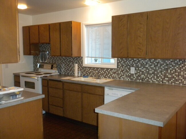 Building Photo - Oversized (@ whopping 2,600+ Sq. Ft.), Beautifully Charming 3-Bed, 2-Bath Home in Wenatchee!!