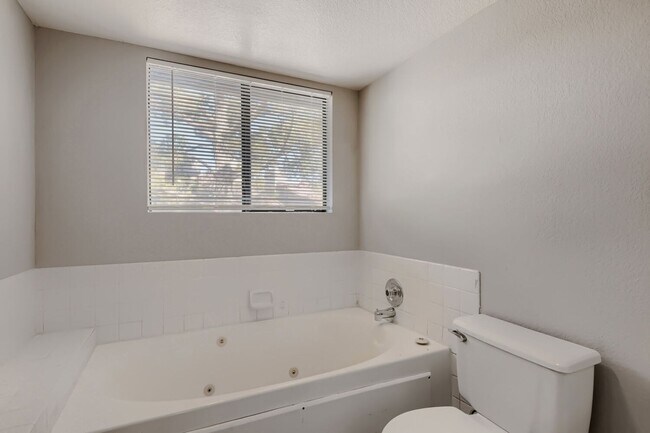 Building Photo - Townhome for Rent