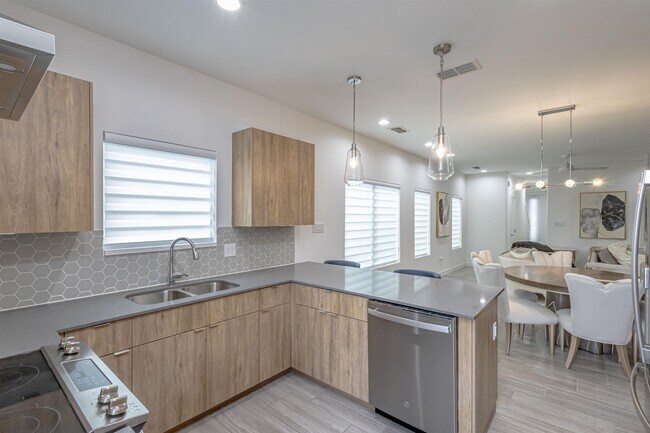 Building Photo - 423 Deer Path Lp