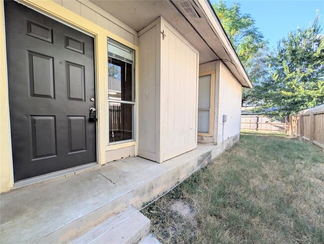 Building Photo - 2014 Redwing Way