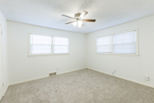 Building Photo - Cute House Convenient to Campus, Shopping,...