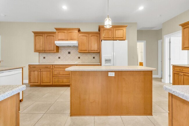 Building Photo - 1630 Oakmont Cir