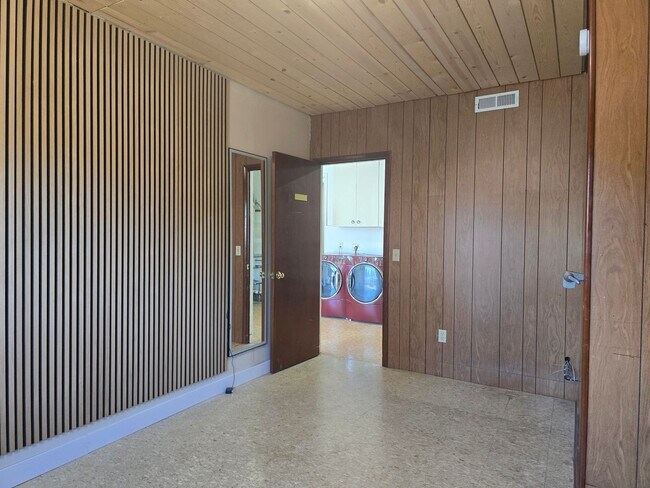 Building Photo - Spacious North Tacoma Rambler