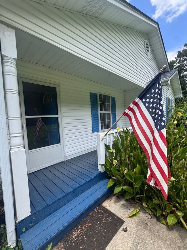Building Photo - Beautiful 3BR Home for Rent in Toccoa, GA with Fenced Yard & 2-Car Garage
