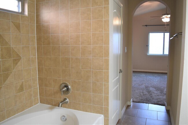 Building Photo - 14350 N Cave Dr