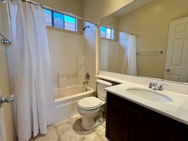 Building Photo - Remodeled 3 bedroom townhome in Simi Valley