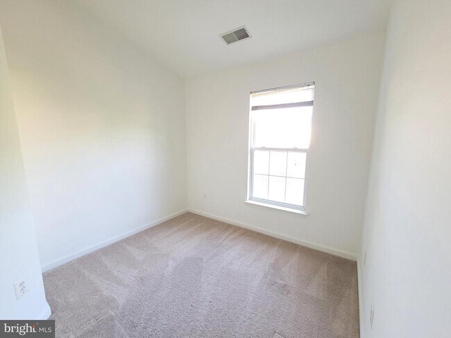 Building Photo - 13115 Rosebay Dr