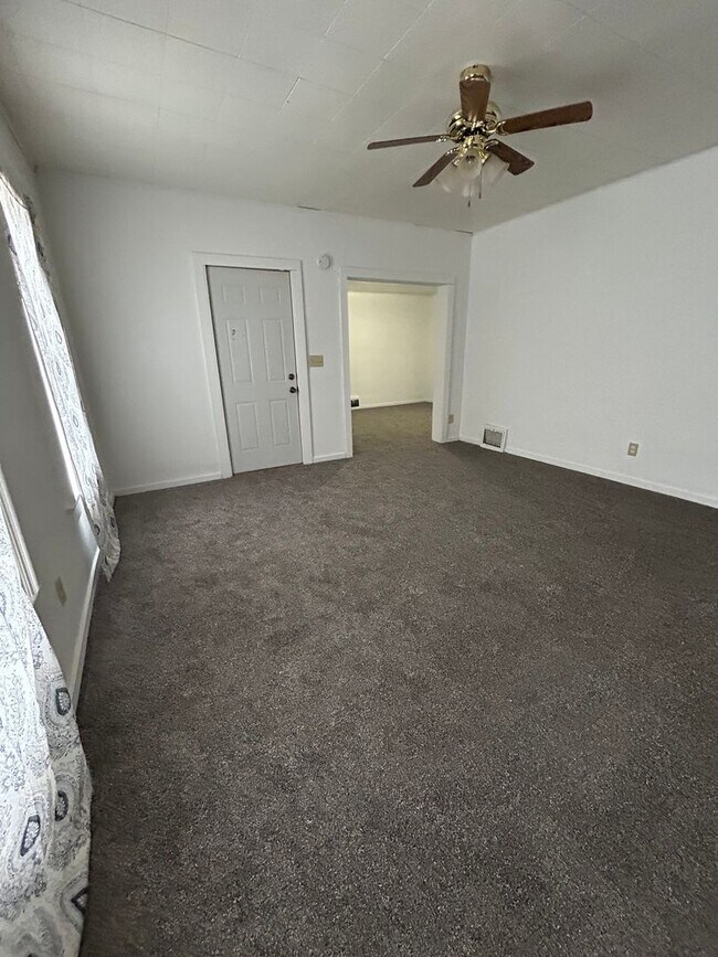 Building Photo - 3 Bedroom 2 Bathroom Apartment Near Gundersen