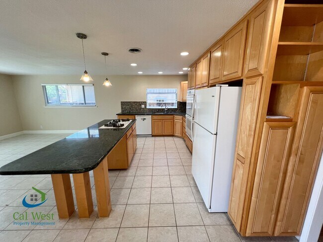 Building Photo - $4,995 - Beautiful 3/2 Bath Home Tucked Away in Prime Santa Clara's Location